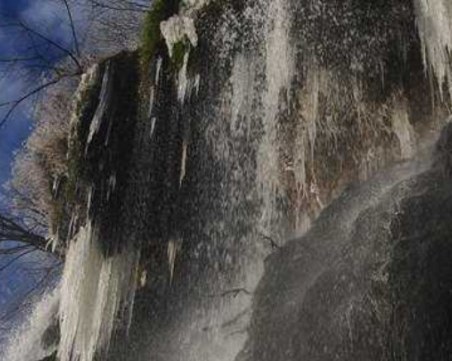 72-метров водопад се превърна в ледени висулки