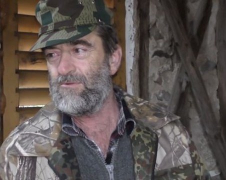 Доброволно: Мъж поддържа от години часовника в село в Родопите СНИМКИ