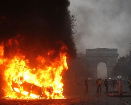 Франция обмисля да въведе извънредно положение