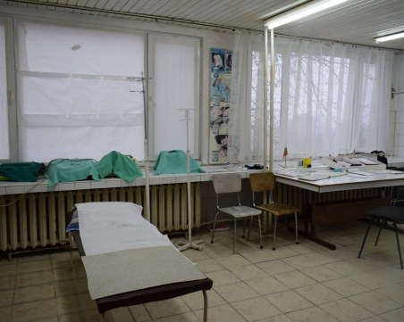 Младежи буйстват във филиал на Спешния център, удариха шофьор на линейка