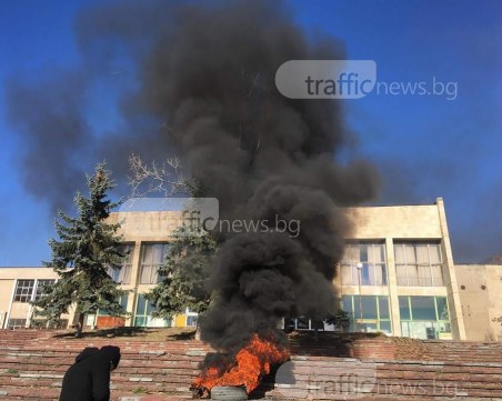 Протестиращи запалиха гуми в центъра на Сопот СНИМКИ