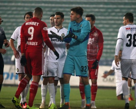 Славия шокира ЦСКА с 10 души ВИДЕО