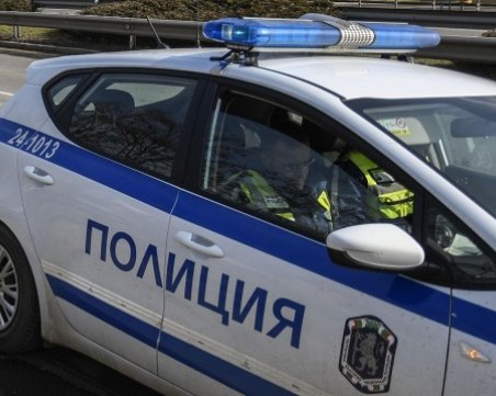 В Пазарджишко: Шофьор се натресе в патрулка, спряла заради катастрофа