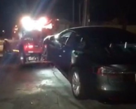 Водач заспа зад волана на Tesla на магистралата, полицията едва го събуди