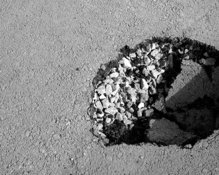 Жена е с тежки изгаряния, след като падна в дупка с вряла вода