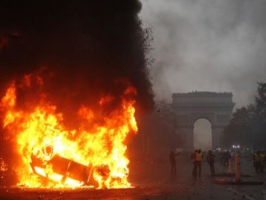 Франция обмисля да въведе извънредно положение