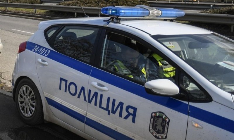 В Пазарджишко: Шофьор се натресе в патрулка, спряла заради катастрофа