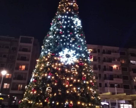 Коледен дух нахлу в Тракия! С песни и обратно броене запалиха светлините на елхата СНИМКИ и ВИДЕО