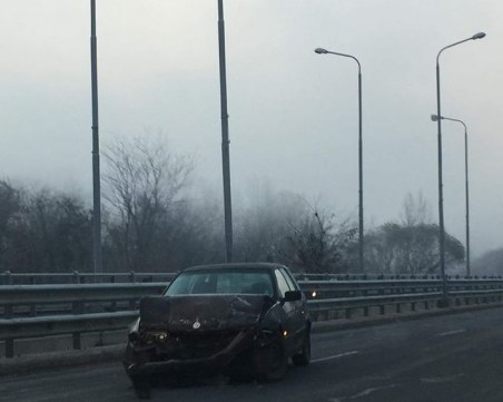 Пловдивчани: Мостът на Адата е ледена пързалка! Има верижна катастрофа