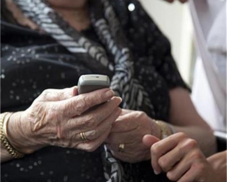 Поредна жертва на ало измамниците! Жена от Пазарджик хвърли 11 бона през терасата