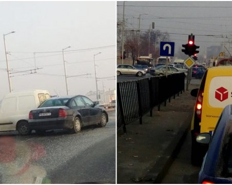 Тапата става все по-голяма! Задръстване блокира и Кукленско шосе СНИМКИ