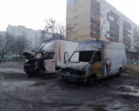 Три микробуса изгоряха като факла на охраняван паркинг в Димитровград