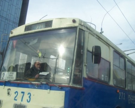 Тролеите в Пазарджик спряха, жиците замръзнаха