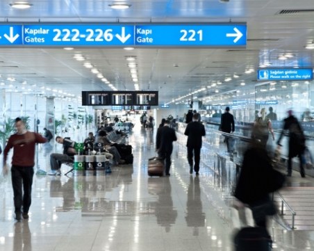 Турчин живее от 27 години на... летище