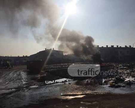 За кой ли път? Купчина боклуци пламна пред КАТ-Пловдив СНИМКИ