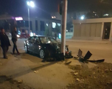 Зрелищна катастрофа! Ауди се размаза в стълб в Пловдив СНИМКА