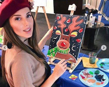 Алекс Богданска нарисува картина за деца сираци от Стрелча