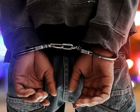 Арестуваха седем души, изнудвали баба да й ремонтират покрива