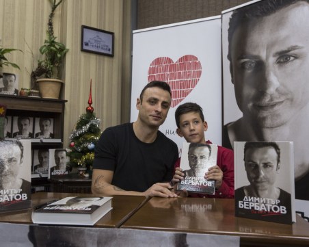 Да се докоснеш до идола Бербатов в града под тепетата СНИМКИ