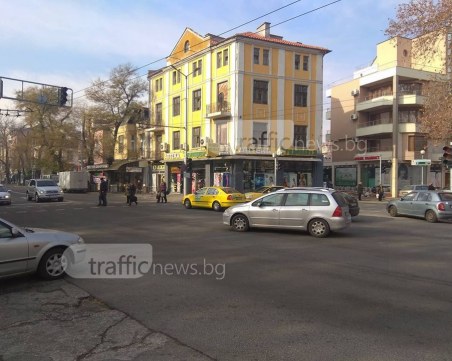 Кръстовище в центъра на Пловдив остана без ток, настана хаос СНИМКИ