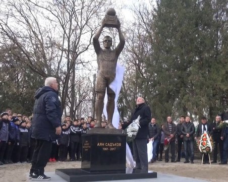 Сълзи за легендата! Майката на Аян Садъков се разрида на паметника му ВИДЕО И СНИМКИ
