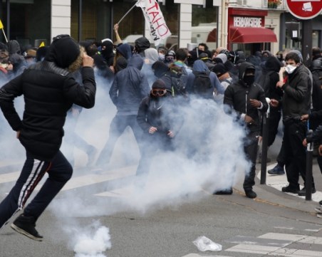 След протестите в Париж: Отменят увеличението на данъка върху горивата