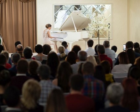 Управител на хотел смая с изпълнения на роял СНИМКИ и ВИДЕО