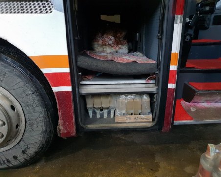 Задържаха 911 бутилки водка, укрити в автобус, в района на Дунав мост