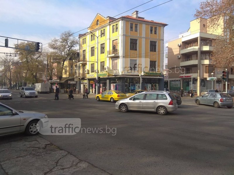 Кръстовище в центъра на Пловдив остана без ток, настана хаос СНИМКИ