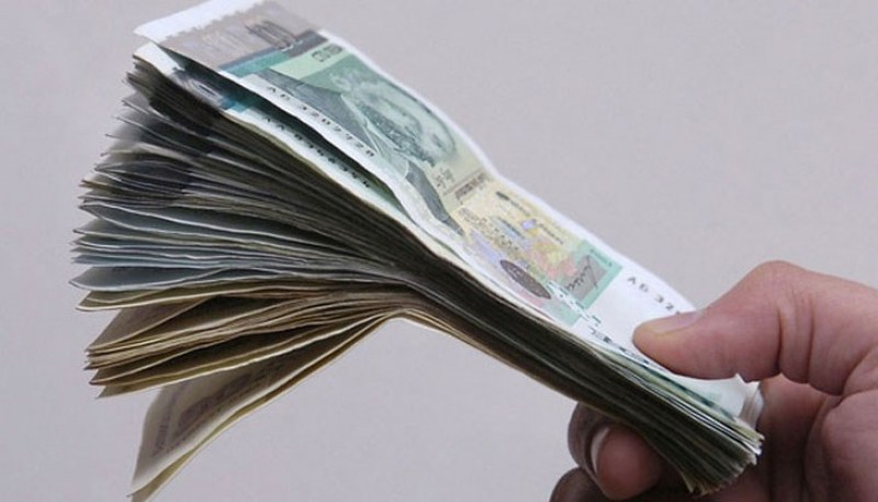 Млад мъж успя да прецака ало-измамници, предаде хвърлените пари в полицията