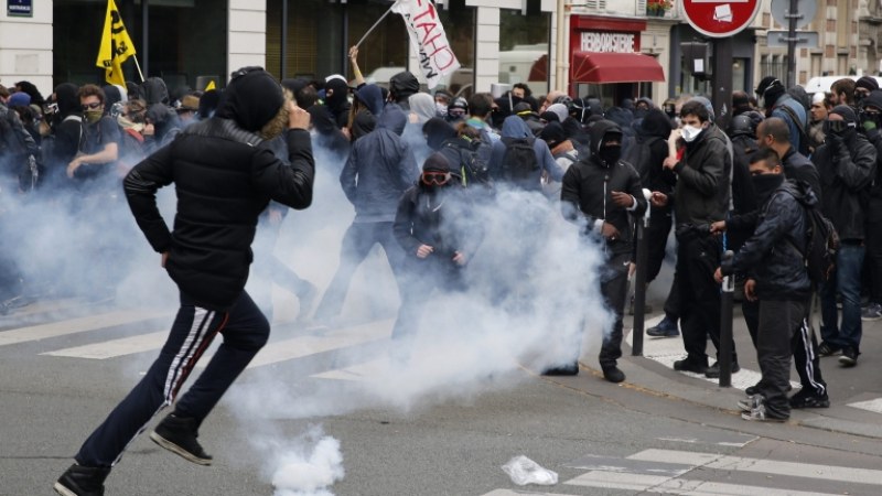 След протестите в Париж: Отменят увеличението на данъка върху горивата
