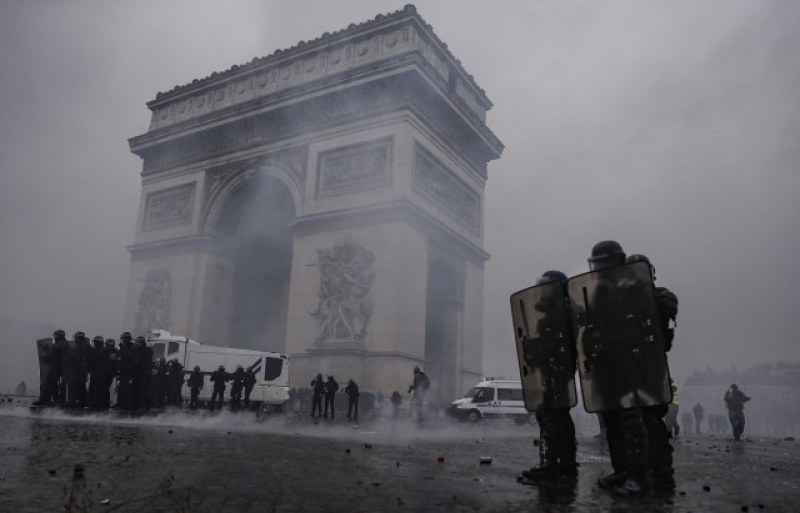 Жена загина по време на сблъсъците в Париж