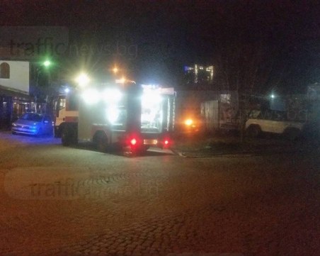 Кола се запали пред автомивка в Кършияка, полиция и пожарна са намясто СНИМКИ