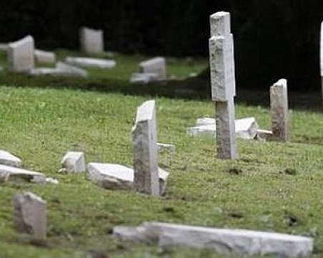 Малолетни момчета изпочупиха паметници в мюсюлманския гробищен парк