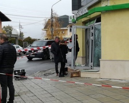 Мъжете, взривили банкомат в Сапарева баня, ще лежат на топло 6 месеца