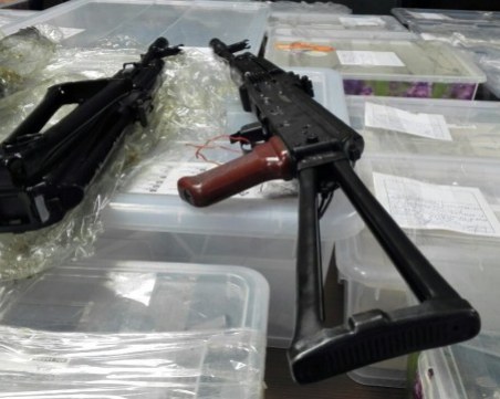 Откриха рекорден брой оръжия и боеприпаси в гараж СНИМКИ