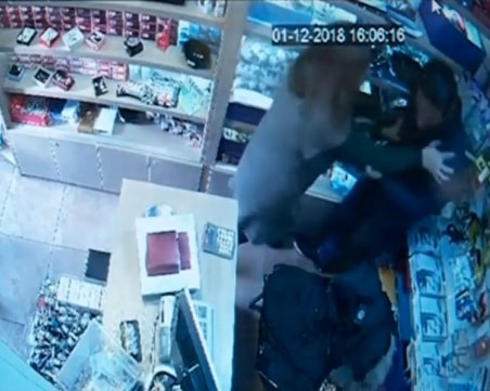 Продавачка влезе в схватка с крадци ВИДЕО