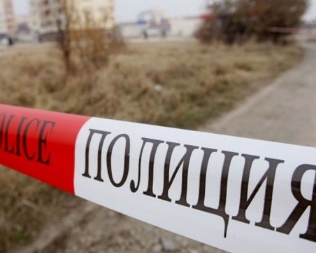 Въоръжен с бокс преби мъж насред улица