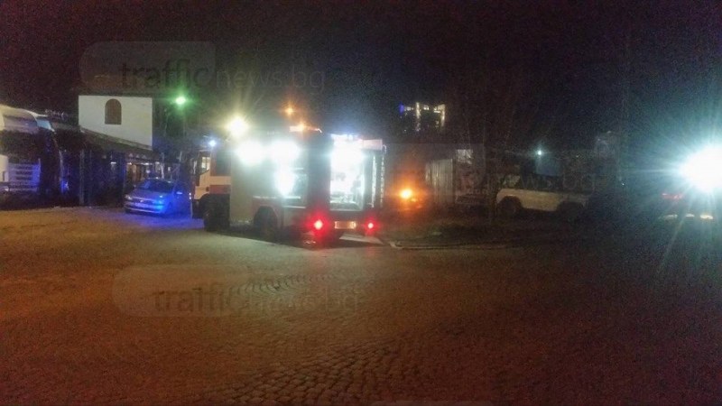 Кола се запали пред автомивка в Кършияка, полиция и пожарна са намясто СНИМКИ