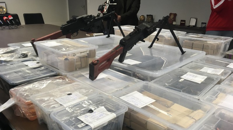 Собственикът на гаража, в който намериха рекорден брой оръжия, е задържан