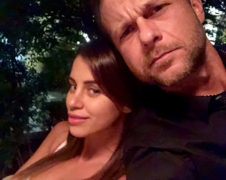 Чаровна брюнетка завъртя главата на Ненчо Балабанов