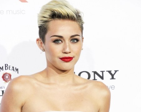 Крадци разбиха склад на Майли Сайръс, отмъкнаха китари за 10 000 долара