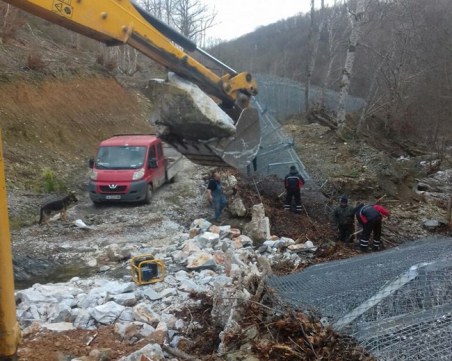 Отстраняват щетите на падналата ограда на българо-турската граница