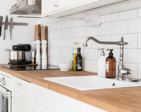 Практични идеи за кухни с малък плот СНИМКИ