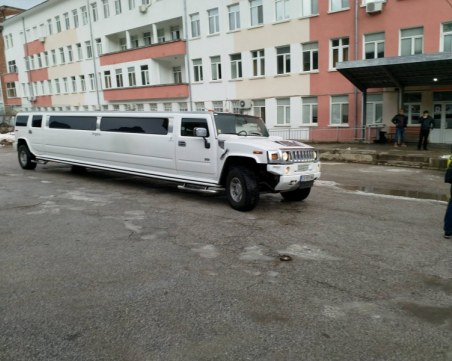 С бяла лимузина ромско семейство прибра от родилното майка и новородено бебе