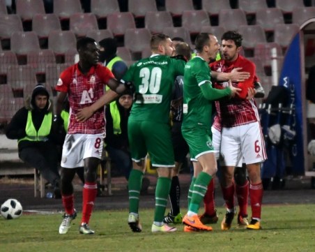 Съдийски гафове и цирк в края на ЦСКА - Лудогорец ВИДЕО