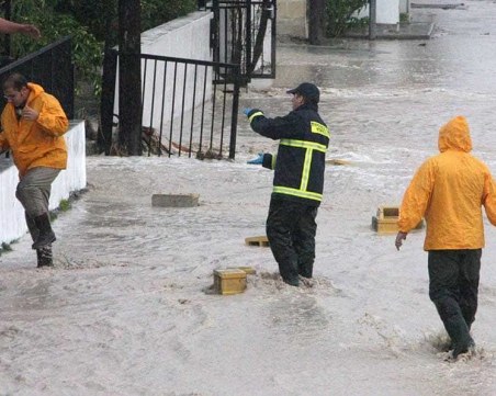 Трима души загинаха при наводненята в Северен Кипър
