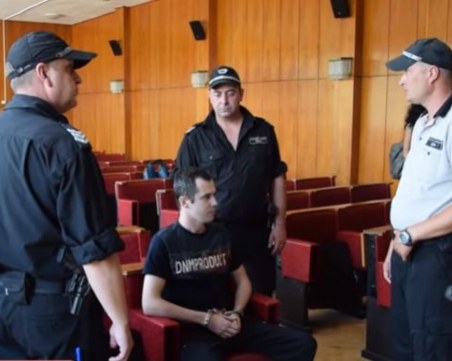 Убиецът на 7-годишната Дамла се свлече на земята в съда, прекъснаха заседанието ВИДЕО