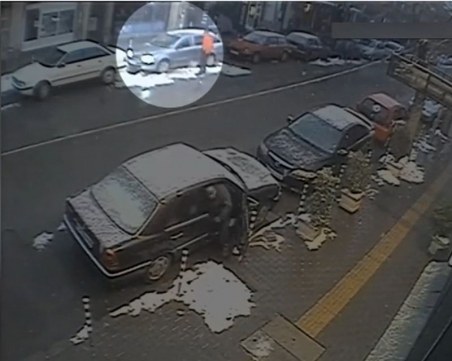 Задигнаха колата на мъж докато я чисти от снега