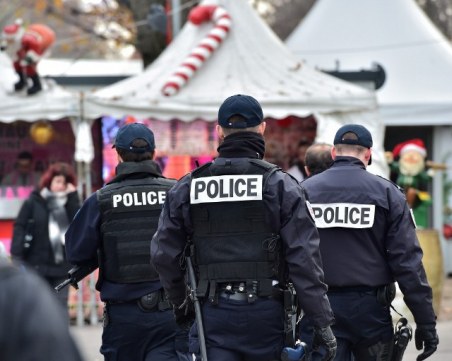 Закопчаха 146 души край училище във Франция